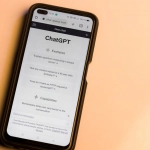 Разработчики создают мобильные приложения будущего в современном офисе