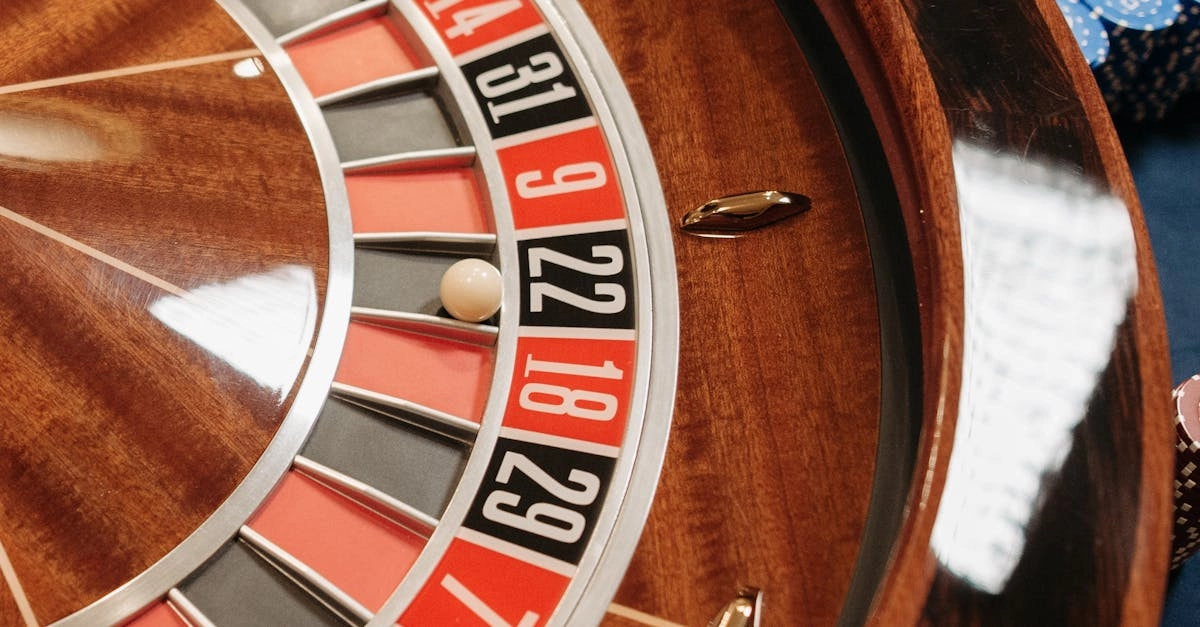 Рулеточное колесо в казино с игроками за столом