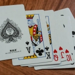 Мини-игры онлайн-казино на экране с яркими эффектами и интерфейсом